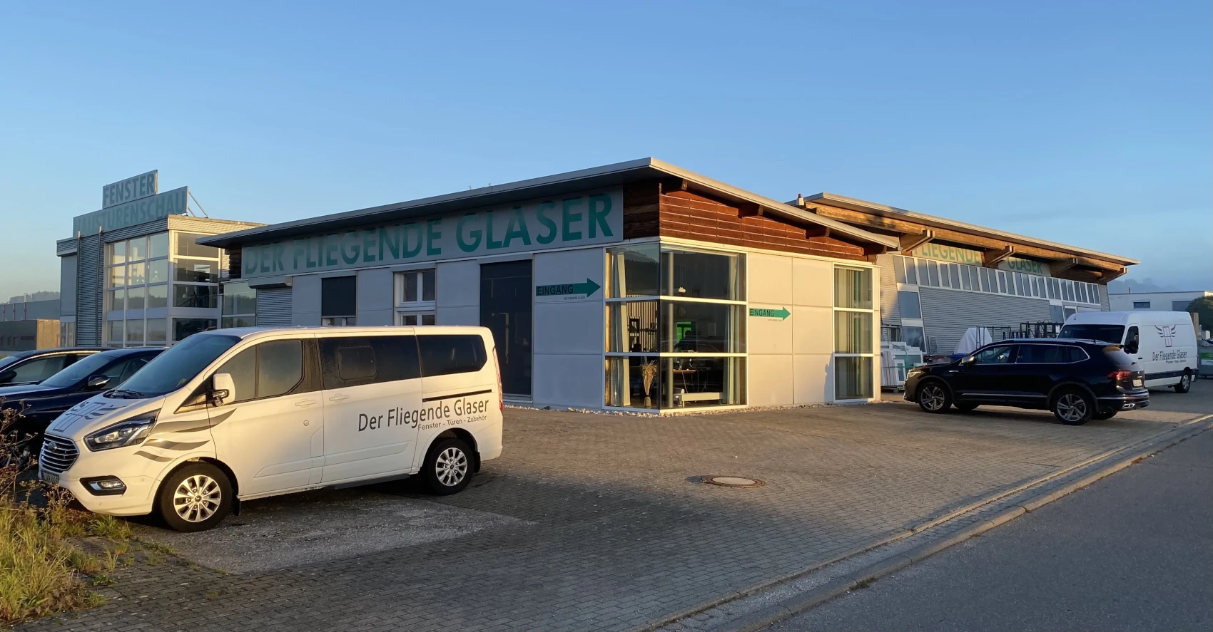 Firmengebäude „Der Fliegende Glaser“ mit Transportern, Fensterbau-Showroom